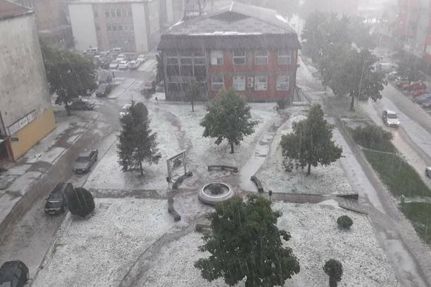 ŠOKANTNI PRIZORI IZ SREDNJE BOSNE Nezapamćeno nevrijeme led uništavao